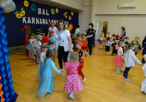 25 Dzieci tańczą podczas balu